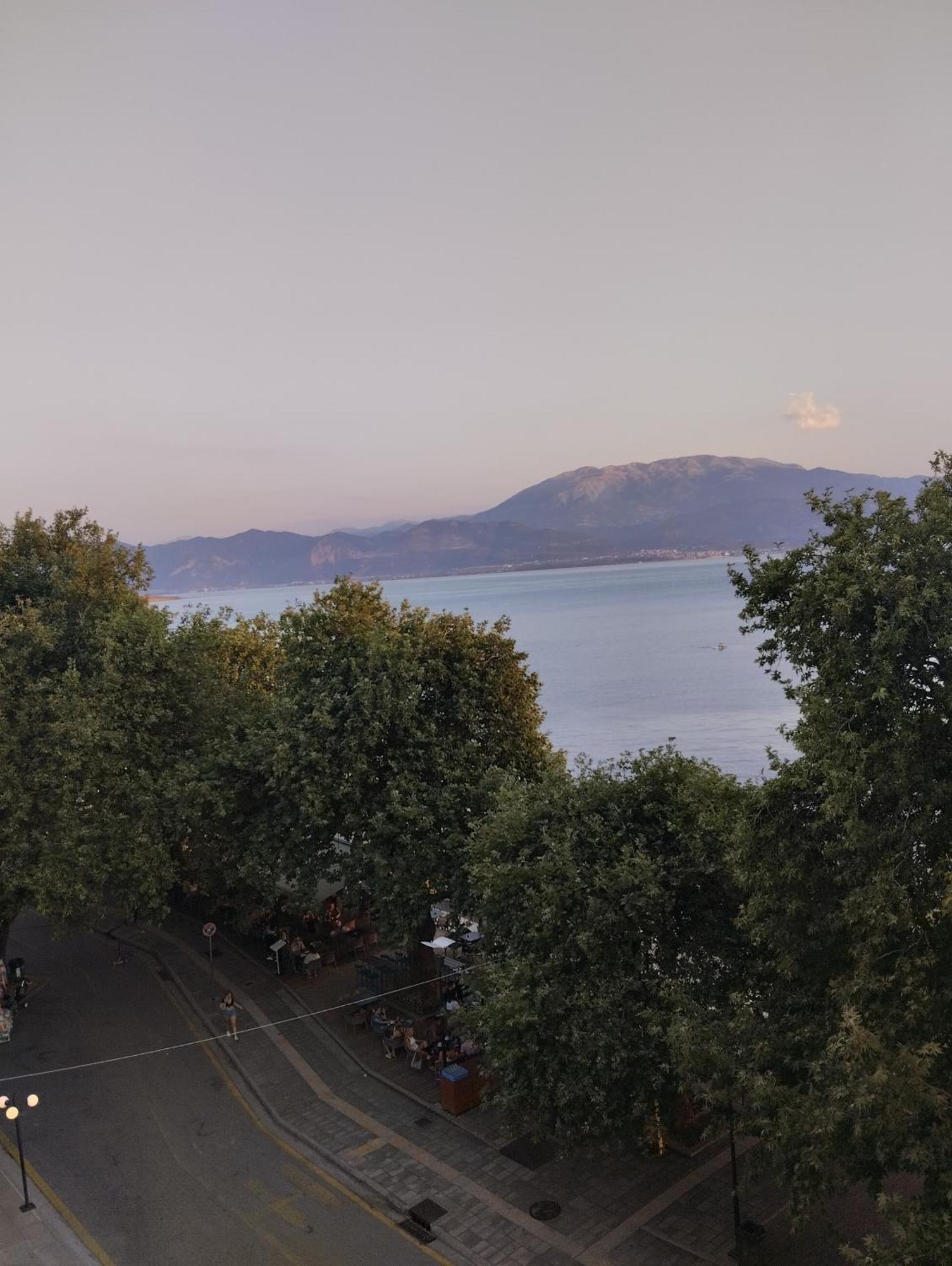 Πέτρινο Στη Θάλασσα Apartment Nafpaktos Exterior photo